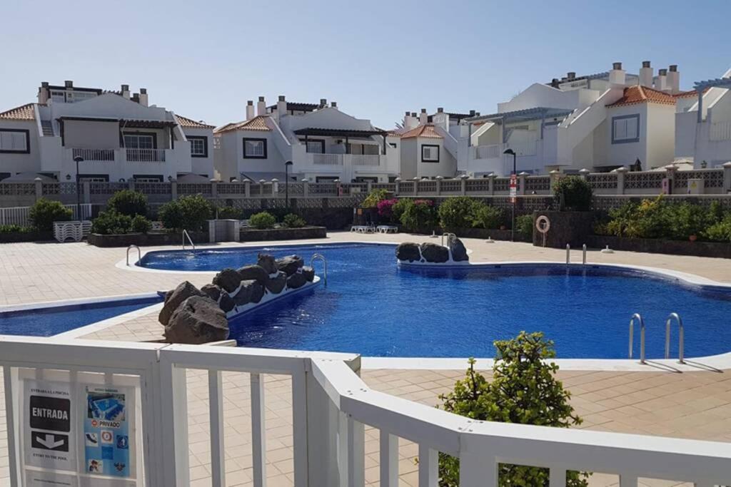 Private Apartment With Roof Terrace Арона Екстериор снимка